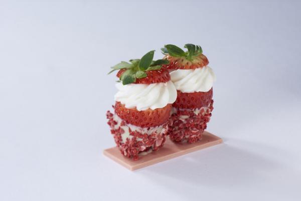 グランド ハイアット 東京から、苺や桜を使った華やかな春色スイーツ＆カクテルが登場