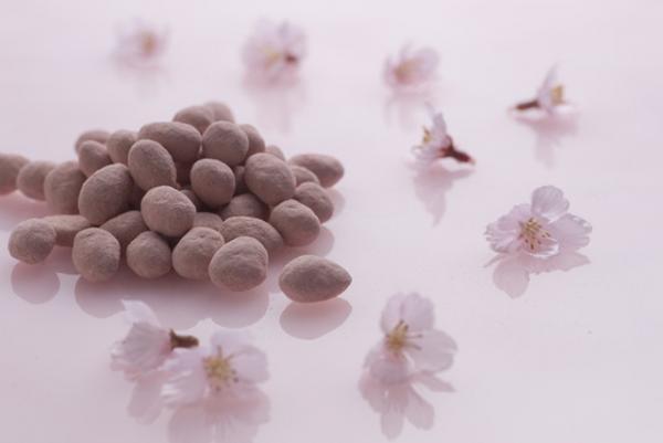 グランド ハイアット 東京から、苺や桜を使った華やかな春色スイーツ＆カクテルが登場