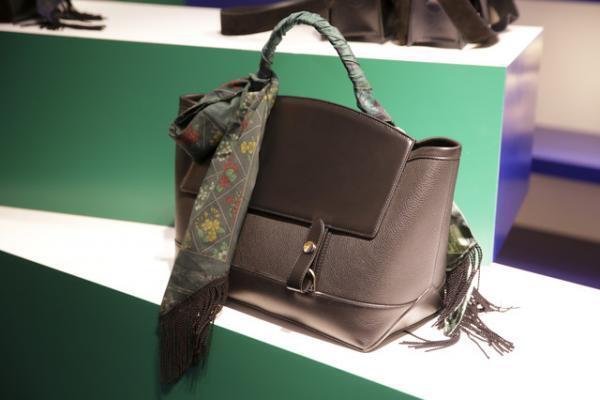 sacai初のバッグコレクションを新宿伊勢丹にて先行発売