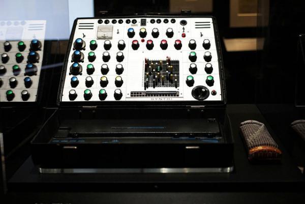 デヴィッド・ボウイの哲学に触れる、大回顧展「DAVID BOWIE is」がついに日本へ！【レポート】