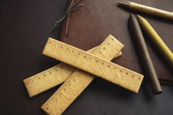 同僚や先輩へのバレンタインは、鉛筆や消しゴムをかたどったステーショナリーチョコを。アンダーズ 東京のバレンタイン＆ホワイトデー