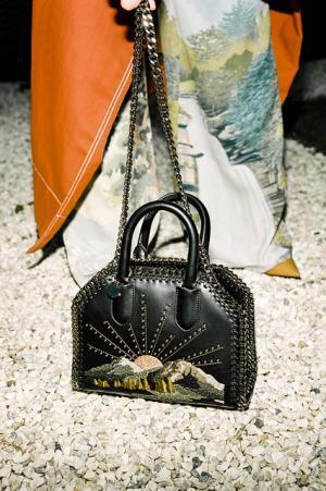 ステラ マッカートニーの「ONE CITY, ONE GIRL」シリーズ、最新作は“上海”を舞台にスタイリストのフィル シャオ バイを起用