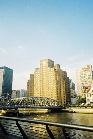 ステラ マッカートニーの「ONE CITY, ONE GIRL」シリーズ、最新作は“上海”を舞台にスタイリストのフィル シャオ バイを起用