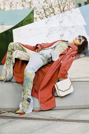 ステラ マッカートニーの「ONE CITY, ONE GIRL」シリーズ、最新作は“上海”を舞台にスタイリストのフィル シャオ バイを起用