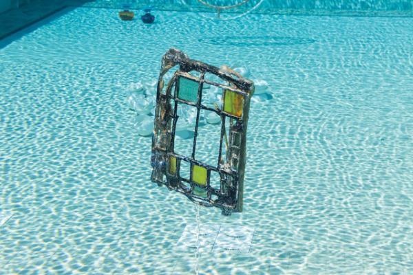 プールの中に並ぶアート作品。世にも珍しい水中エキシビション「シュノーケル・ドリームス」