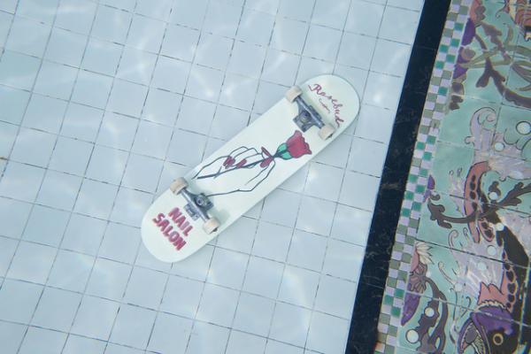 プールの中に並ぶアート作品。世にも珍しい水中エキシビション「シュノーケル・ドリームス」