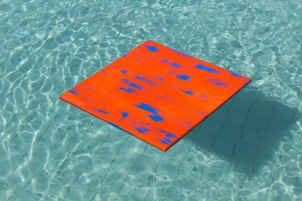 プールの中に並ぶアート作品。世にも珍しい水中エキシビション「シュノーケル・ドリームス」