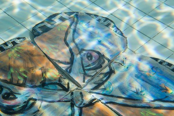 プールの中に並ぶアート作品。世にも珍しい水中エキシビション「シュノーケル・ドリームス」