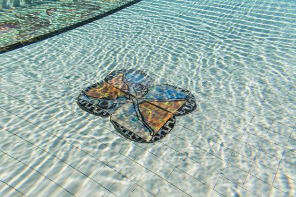 プールの中に並ぶアート作品。世にも珍しい水中エキシビション「シュノーケル・ドリームス」