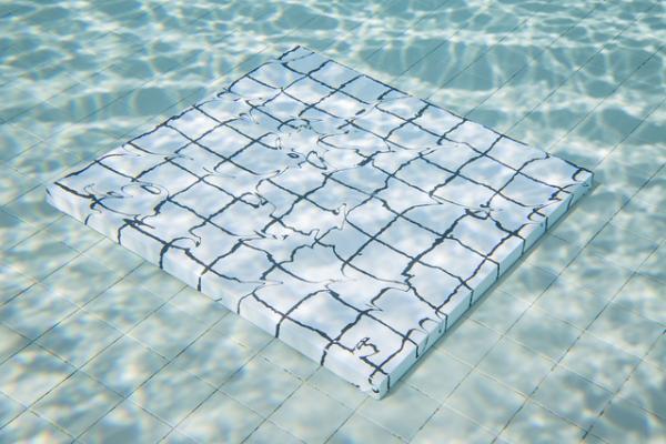 プールの中に並ぶアート作品。世にも珍しい水中エキシビション「シュノーケル・ドリームス」