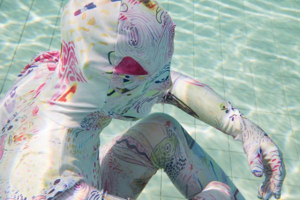 プールの中に並ぶアート作品。世にも珍しい水中エキシビション「シュノーケル・ドリームス」