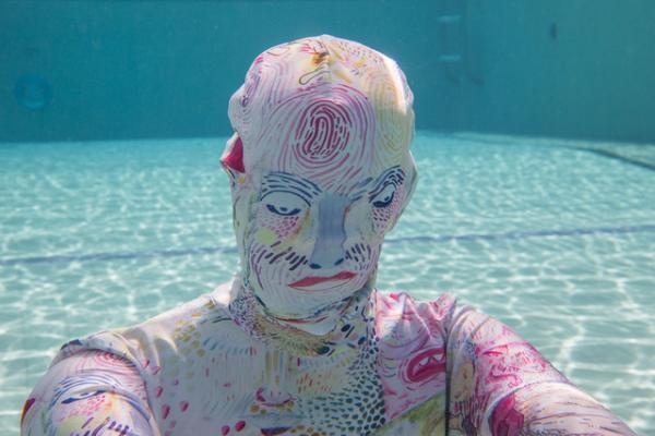 プールの中に並ぶアート作品。世にも珍しい水中エキシビション「シュノーケル・ドリームス」