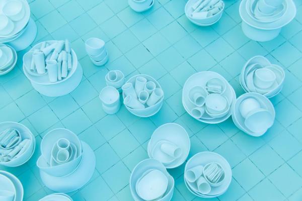 プールの中に並ぶアート作品。世にも珍しい水中エキシビション「シュノーケル・ドリームス」