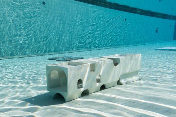 プールの中に並ぶアート作品。世にも珍しい水中エキシビション「シュノーケル・ドリームス」