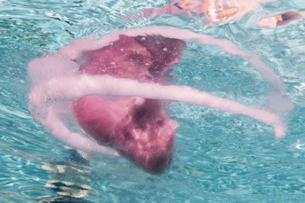 プールの中に並ぶアート作品。世にも珍しい水中エキシビション「シュノーケル・ドリームス」