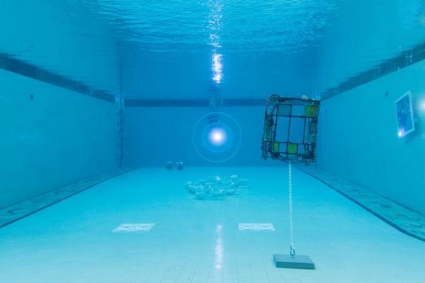 プールの中に並ぶアート作品。世にも珍しい水中エキシビション「シュノーケル・ドリームス」