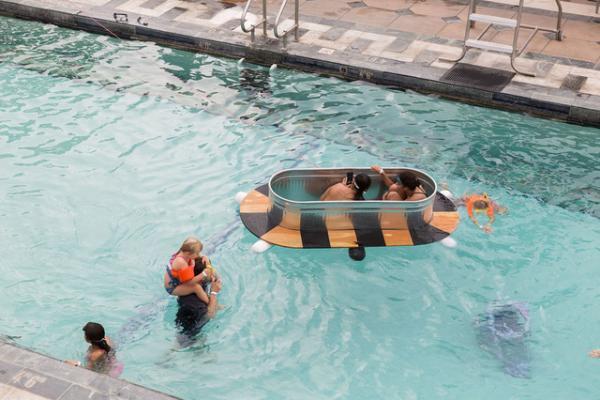 プールの中に並ぶアート作品。世にも珍しい水中エキシビション「シュノーケル・ドリームス」