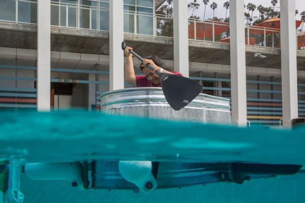 プールの中に並ぶアート作品。世にも珍しい水中エキシビション「シュノーケル・ドリームス」