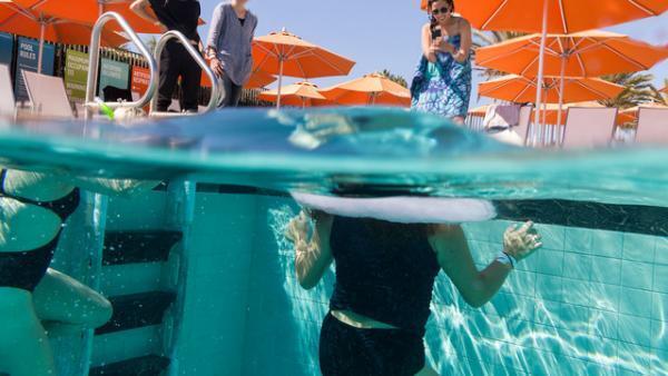 プールの中に並ぶアート作品。世にも珍しい水中エキシビション「シュノーケル・ドリームス」