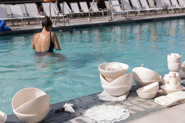 プールの中に並ぶアート作品。世にも珍しい水中エキシビション「シュノーケル・ドリームス」