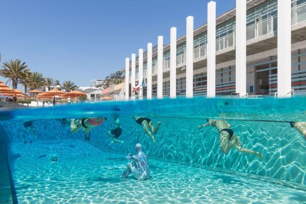 プールの中に並ぶアート作品。世にも珍しい水中エキシビション「シュノーケル・ドリームス」