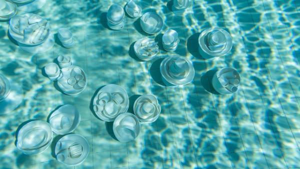 プールの中に並ぶアート作品。世にも珍しい水中エキシビション「シュノーケル・ドリームス」