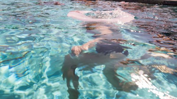 プールの中に並ぶアート作品。世にも珍しい水中エキシビション「シュノーケル・ドリームス」