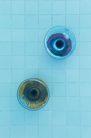 プールの中に並ぶアート作品。世にも珍しい水中エキシビション「シュノーケル・ドリームス」