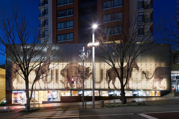 ルイ・ヴィトン 六本木ヒルズ店をチャップマン・ブラザーズによる“アニマル”がジャック！