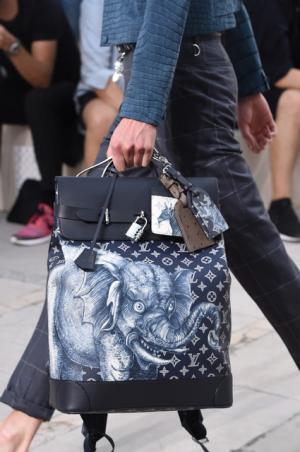 ルイ・ヴィトン 六本木ヒルズ店をチャップマン・ブラザーズによる“アニマル”がジャック！