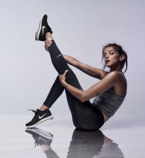 ナイキから、運動効率を高めるゾーナル ストレングス タイツが登場。日本人アスリートとして菅原小春がイメージビジュアルに