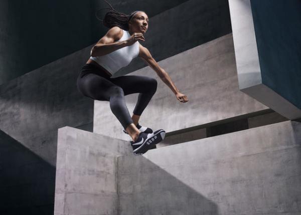 ナイキから、運動効率を高めるゾーナル ストレングス タイツが登場。日本人アスリートとして菅原小春がイメージビジュアルに