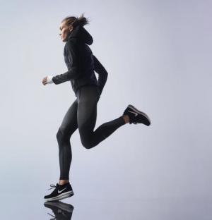 ナイキから、運動効率を高めるゾーナル ストレングス タイツが登場。日本人アスリートとして菅原小春がイメージビジュアルに