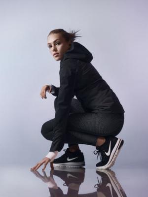 ナイキから、運動効率を高めるゾーナル ストレングス タイツが登場。日本人アスリートとして菅原小春がイメージビジュアルに