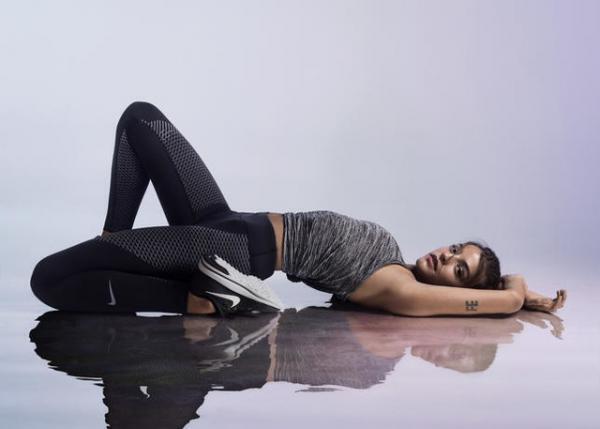 ナイキから、運動効率を高めるゾーナル ストレングス タイツが登場。日本人アスリートとして菅原小春がイメージビジュアルに