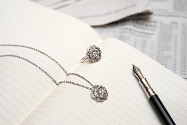 シャネルが、アイコニックな“カメリアの花”をモチーフにした新作ジュエリーを発売