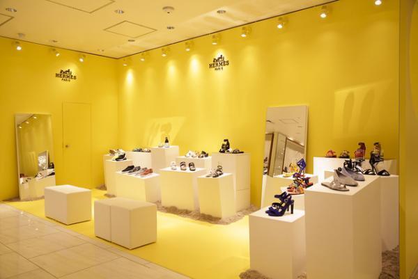 エルメス、夏の空気をまとった新作シューズの期間限定ブティックを新宿伊勢丹にオープン