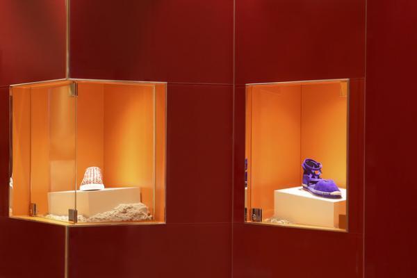 エルメス、夏の空気をまとった新作シューズの期間限定ブティックを新宿伊勢丹にオープン