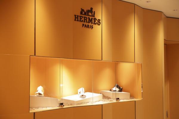 エルメス、夏の空気をまとった新作シューズの期間限定ブティックを新宿伊勢丹にオープン