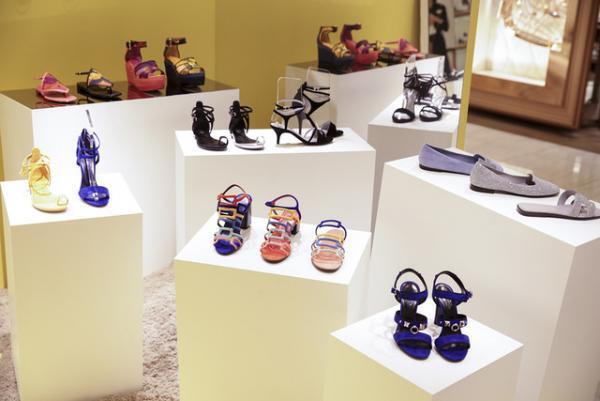 エルメス、夏の空気をまとった新作シューズの期間限定ブティックを新宿伊勢丹にオープン