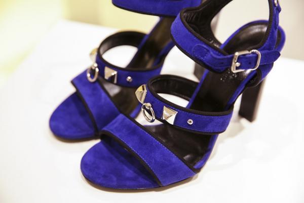 エルメス、夏の空気をまとった新作シューズの期間限定ブティックを新宿伊勢丹にオープン