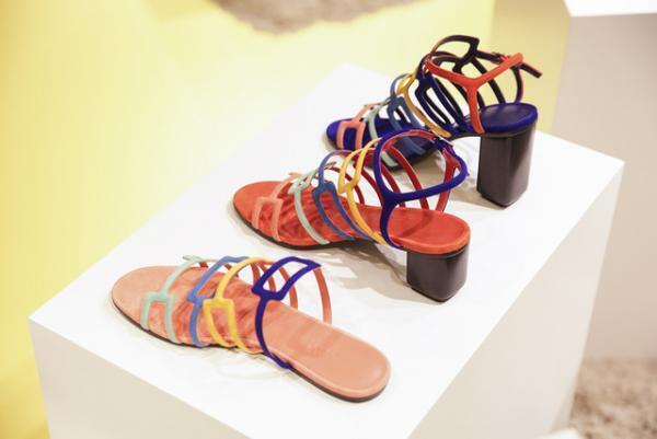 エルメス、夏の空気をまとった新作シューズの期間限定ブティックを新宿伊勢丹にオープン