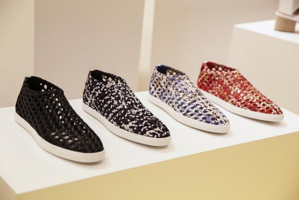 エルメス、夏の空気をまとった新作シューズの期間限定ブティックを新宿伊勢丹にオープン