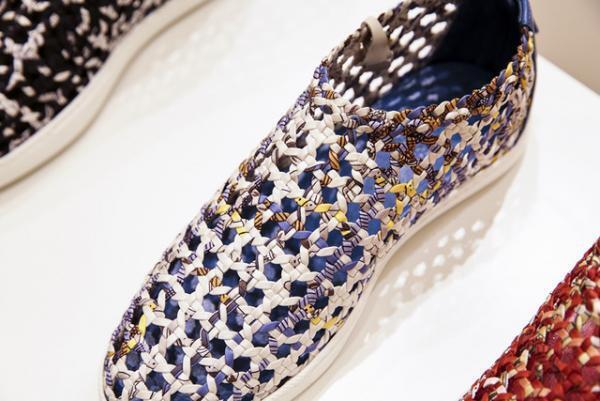 エルメス、夏の空気をまとった新作シューズの期間限定ブティックを新宿伊勢丹にオープン