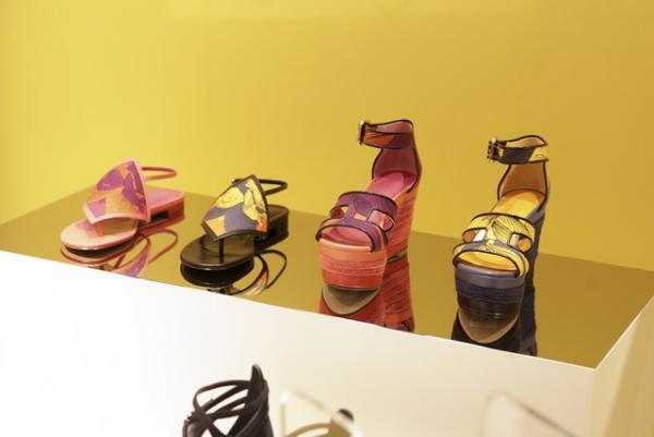 エルメス、夏の空気をまとった新作シューズの期間限定ブティックを新宿伊勢丹にオープン