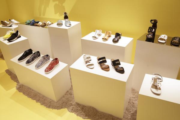 エルメス、夏の空気をまとった新作シューズの期間限定ブティックを新宿伊勢丹にオープン