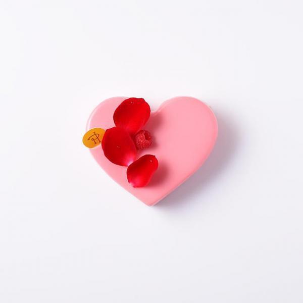 ピエール・エルメ・パリのホワイトデーは、ニコラ・ビュフの限定ボックスにハートのマカロンを詰めて