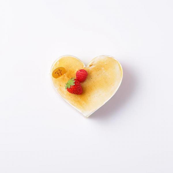 ピエール・エルメ・パリのホワイトデーは、ニコラ・ビュフの限定ボックスにハートのマカロンを詰めて