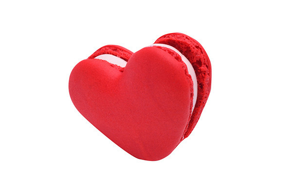 ピエール・エルメ・パリのホワイトデーは、ニコラ・ビュフの限定ボックスにハートのマカロンを詰めて