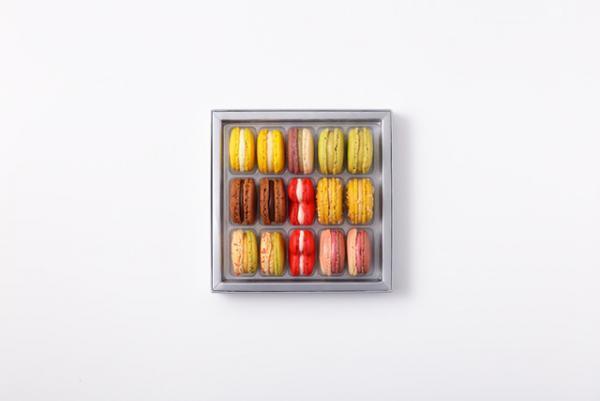 ピエール・エルメ・パリのホワイトデーは、ニコラ・ビュフの限定ボックスにハートのマカロンを詰めて